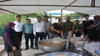 Korkutelide aşure dağıtımı