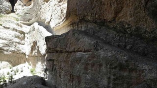 Koruma altındaki kanyonda merdiven yapmak için kayaların kazınması yöre halkının tepkisini çekti