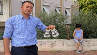 Koşmayı beklerken dar gelen proteziyle yürümekte zorlanıyor