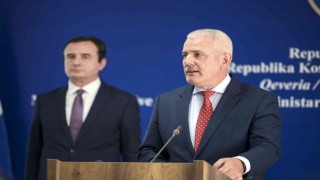 Kosovada Sırplar, sınırda kurdukları barikatları kaldırılıyor