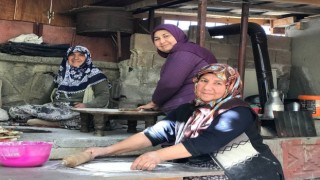 Köy kadınlarından zorlu tandır ekmeği yapımı