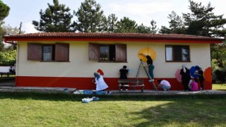 Köy Yaşam Merkezinin duvarları lise öğrencileri tarafından boyanarak süslendi