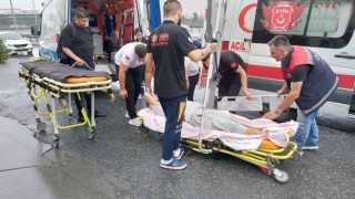 Küçükçekmecede hasta taşıyan ambulansa kamyonet çarptı