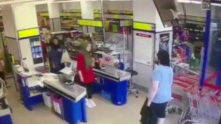Küçükçekmecede markette bıçaklı soygun kamera