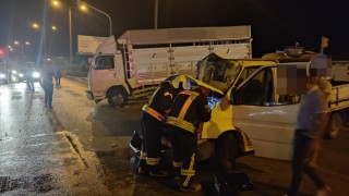 Kulada süt kamyoneti ile kamyon çarpıştı