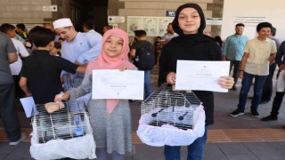 Kuran kurslarına katılan öğrencilere muhabbet kuşu