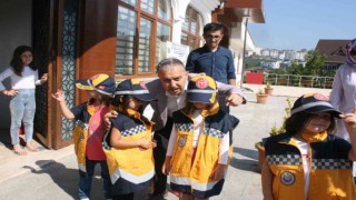 Kuran kursuna giden çocuklar ambulansları inceledi