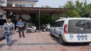 Kuşadası Belediyesinin zabıta aracına çirkin saldırı