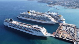 Kuşadasına 3 dev gemi ile 8 bin 270 turist geldi
