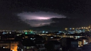 Kütahyada çakan şimşekler görsel şölen oluşturdu