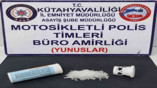 Kütahyada Motosikletli Polis Timlerince iki şahsın üzerinde uyuşturucu ele geçirildi