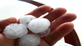 Kütahyanın Tavşanlı ilçesinde ceviz büyüklüğünde dolu yağdı