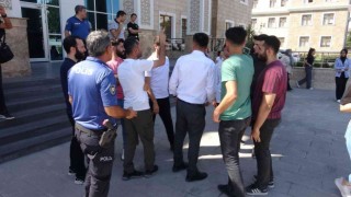 Kütüphanede yer bulamayan öğrenciler valiliğe yürüdü