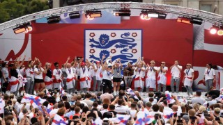 Londrada binlerce kişi kadın futbol takımının şampiyonluğunu kutladı