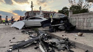 Lüks otomobiller mahalle arasında çarpıştı: 4 yaralı