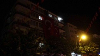 Malatyalı şehidin evine dev Türk bayrağı asıldı