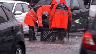 Maltepede cadde ve sokaklar yağmur nedeniyle göle döndü