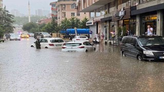 Maltepede etkili olan yağış nedeniyle 3 araç suya gömüldü