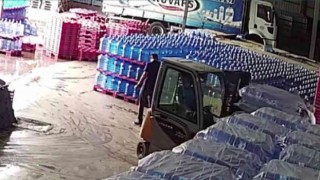 Maltepede işçinin, geri geri gelen forklift altında kaldığı anlar kamerada