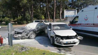 Manavgatta iki otomobil çarpıştı: 3 yaralı