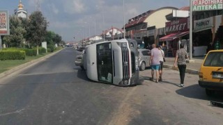 Manavgatta otomobiller çarpıştı, tur minibüsü 50 metre sürüklenerek devrildi