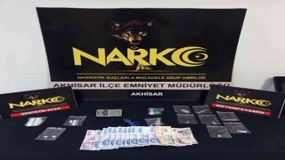 Manisada durdurulan araçta uyuşturucu maddelerle yakalandılar