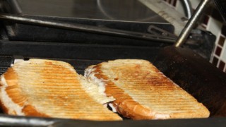 Manyas kelle peynirinden yaptığı tost ile Susurluk tostuna rakip
