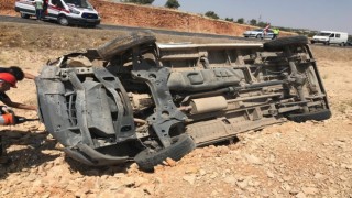 Mardinde minibüs şarampole yuvarlandı: 2 yaralı