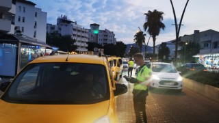 Marmariste trafik ekipleri ticari taksi denetimlerine devam ediyor