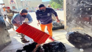 Meksikada eylem yapan temizlik işçileri, belediye binasını çöple doldurdu