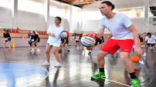 Mersinde ücretsiz basketbol kursu ile gençler yeteneklerini keşfediyor