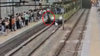 Metronun önüne atlayan şahıs yürekleri ağza getirdi
