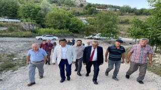Milletvekili Güneş, yorulan çiftçinin elinden aldığı tırpanla ot biçti