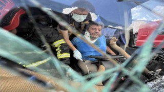 Minibüs tıra arkadan çarptı, sürücü zorlukla kurtarıldı
