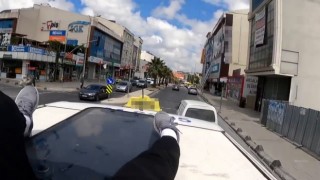 Minibüsün üstünde tehlikeli yolculuk kamerada: Sosyal medya için canını tehlikeye attı