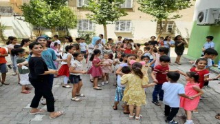 Minikler mezuniyetlerini oyun havalarıyla kutladı