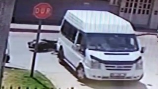 Motosiklet düğün konvoyundaki minibüse çarptı: 1 yaralı