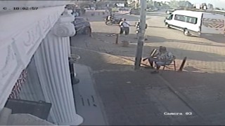 Motosiklet servis aracına çarptı: 2 yaralı
