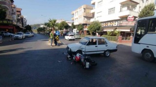 Motosiklet sürücüsü, başındaki kask sayesinde kazayı ucuz atlattı