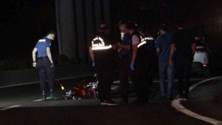 Motosikletten düştüler, yerde yardım beklerken otomobilin altında kaldılar: 2 ağır yaralı