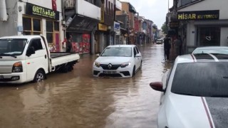 Mudanyada sel arabaları sürükledi, karayla deniz birleşti