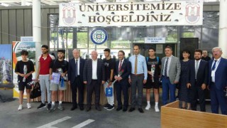 Muğla protokolü öğrencileri çiçeklerle karşıladı
