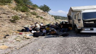Muğlada arızalanan kamyonun kasasında 72 düzensiz göçmen yakalandı