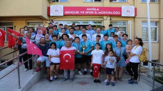 Muğlanın şampiyon takımı Türk bayraklarıyla karşılandı