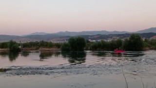Murat Nehrinde mahsur kalanları AFAD kurtardı