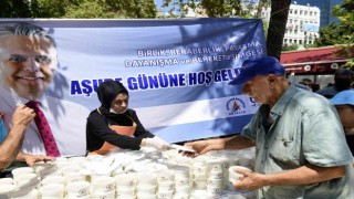 Muratpaşa Belediyesi aşure ikramı yaptı