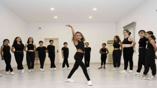 Muratpaşada salon dansları topluluğu