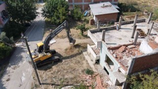 Nazillide kamulaştırılan yapılar yıkılarak imar yolları açılıyor