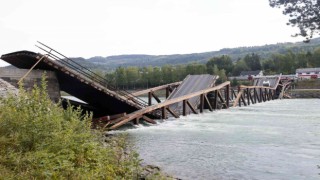 Norveçte ahşap köprü çöktü, araç nehre düştü