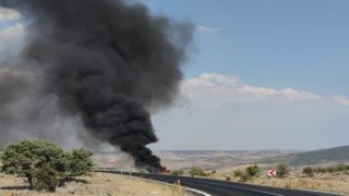 Öğretmen çift ve bebekleri yanan otomobilden son anda kurtarıldı